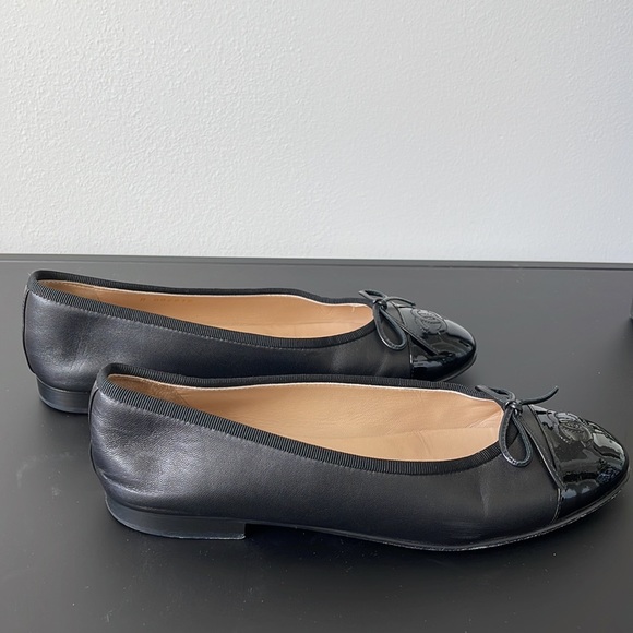 CHANEL Classic Ballet Pumps- Lambskin and Patent Toe - Picture 8 of 13